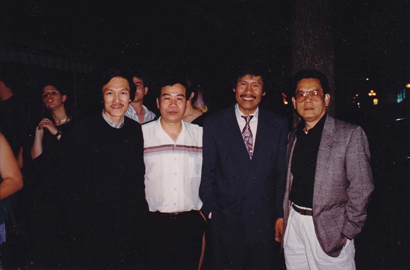 Từ Công Phụng với thi sĩ Lưu Nguyễn (mặc áo trắng) tại Montreal, 1995