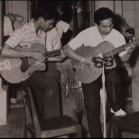 Nhạc sĩ Anh Việt Thu (bên trái)