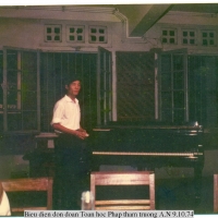 Đặng Hữu Phúc biểu diễn piano đón phái đoàn toán học Pháp tới thăm trường ÂNVN ngày 9/10/1974