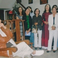 Nhạc sĩ Phạm Duy và GS Thái Kim Lan (đứng bên ông) đang nghe Cựu nữ sinh Đồng Khánh hát nhạc ông tại Huế, 11.11.2010