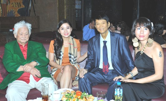 Ca sĩ Duy Quang và người thân trong tiệc sinh nhật (4/11/2012) tại Sài Gòn 