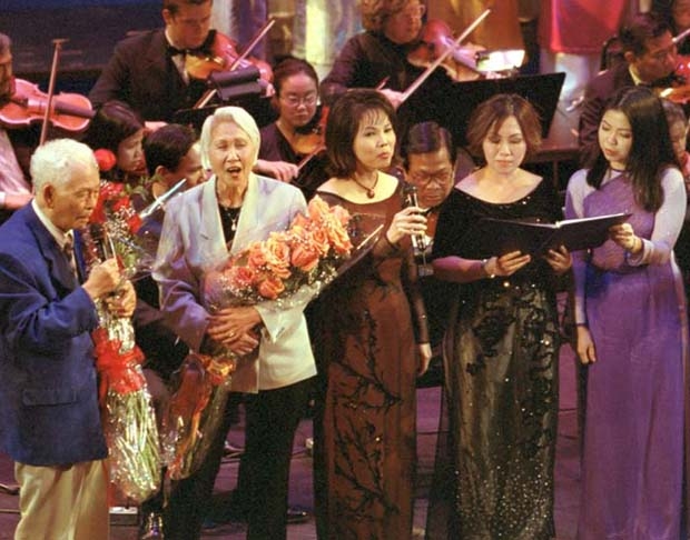 Phạm Duy và Thái Thanh trong đêm nhạc Phạm Duy – Một đời nhìn lại (2002)