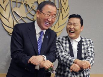Ông Ban Ki Moon và ca sĩ Psy cùng nhảy Gangnam Style (Reuters)