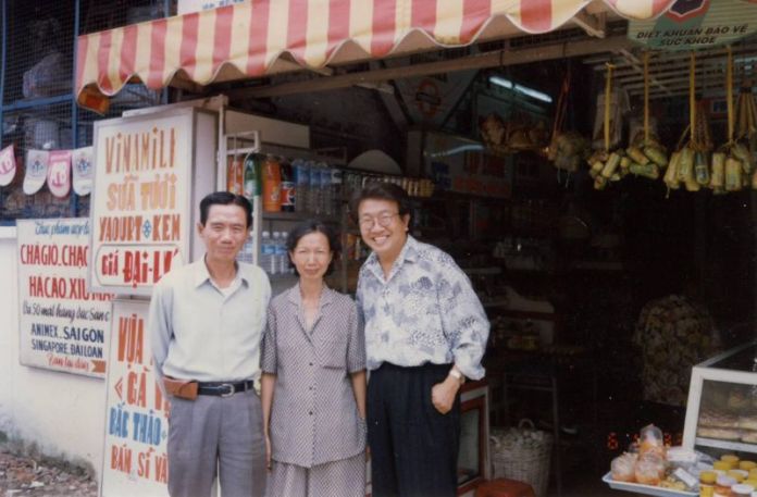 Nhạc sĩ Nguyễn Văn Đông (trái) cùng vợ và nhạc sĩ Trần Quốc Bảo