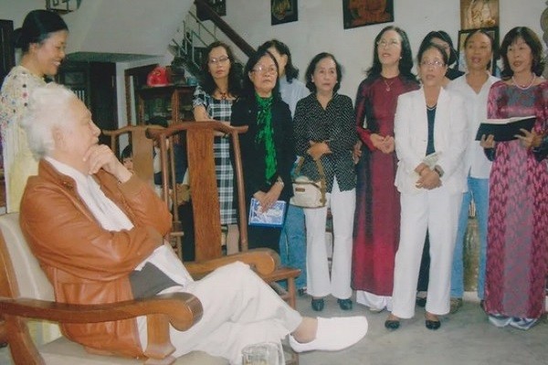 Nhạc sĩ Phạm Duy và GS Thái Kim Lan (đứng bên ông) đang nghe Cựu nữ sinh Đồng Khánh hát nhạc ông tại Huế, 11.11.2010